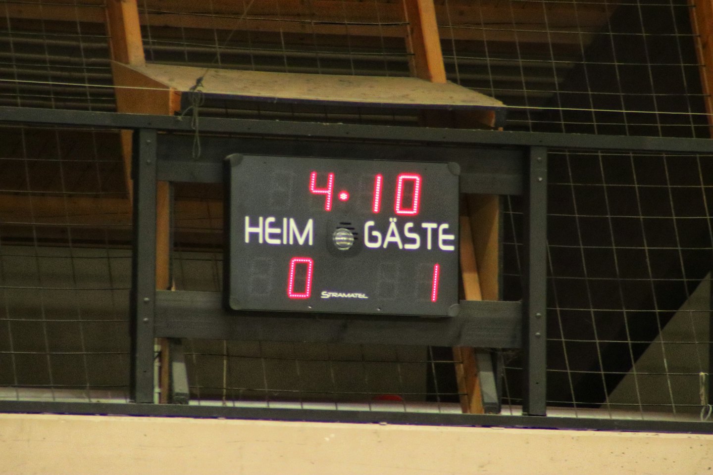 Red LED scoreboard showing 'HEIM 0' and 'GÄSTE 1'.